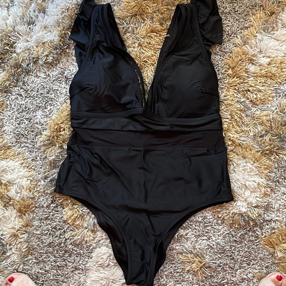 Cupshe Swim Cupshe Womens Black Deep V Ruffle Plunge One Piece